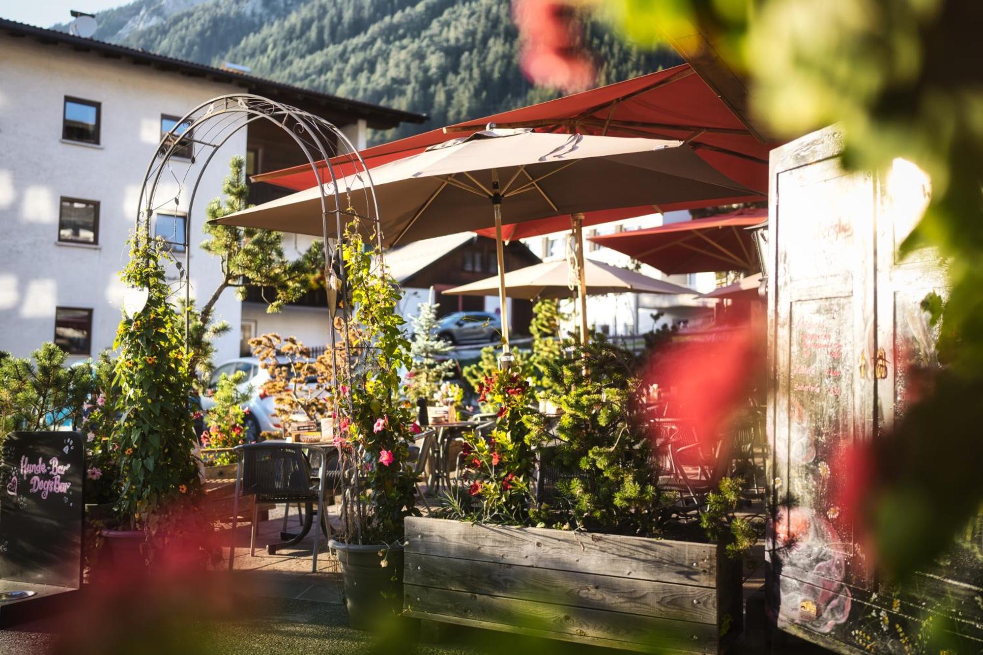 Berghotel Basur - Das Schihotel Am Arlberg Flirsch Exteriör bild